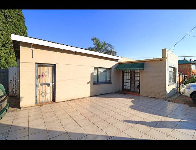 3 BEDROOM HOUSE FOR SALE IN WYCHWOOD